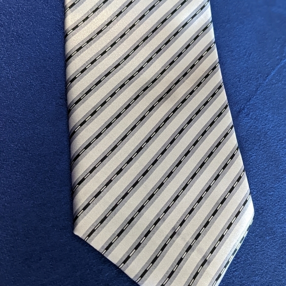 Gino Marconni Handmade Black White and Gray Diagonal Striped Necktie - Picture 1 of 3